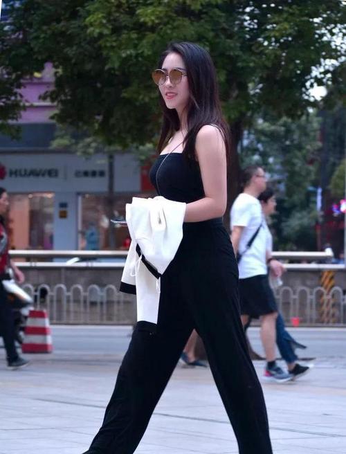 偷拍自拍熟女人妻白裤子丰满大屁股